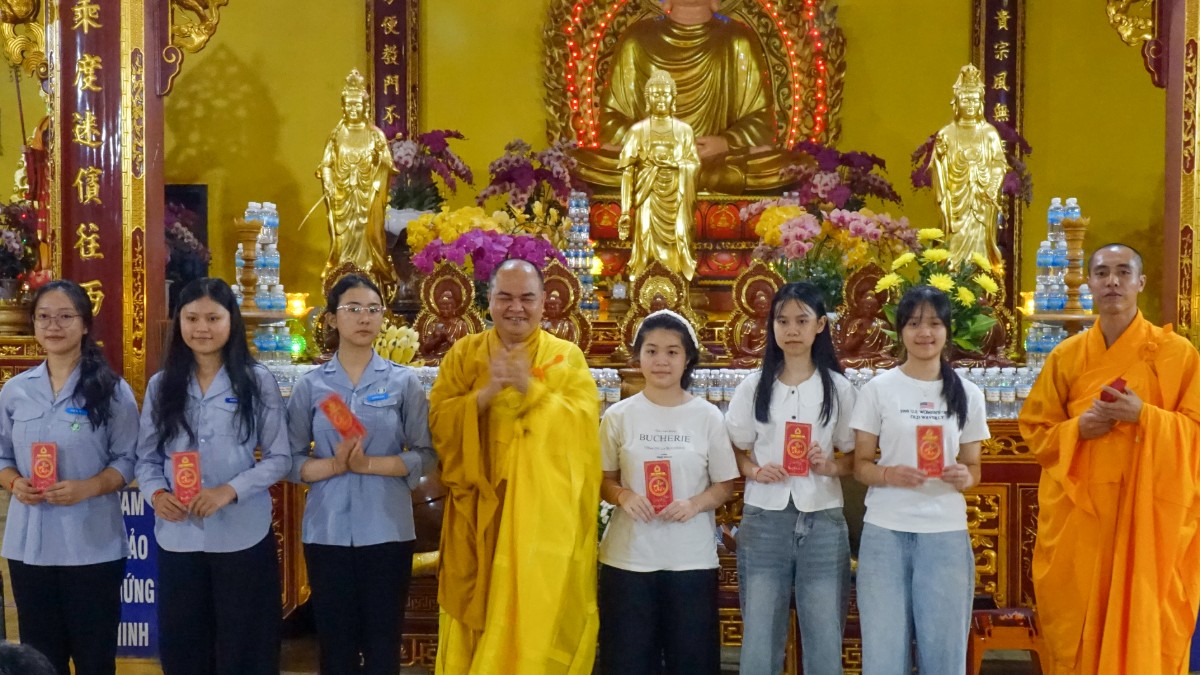 Thượng tọa Thích Nhuận Pháp trao quà khuyến học cho học sinh