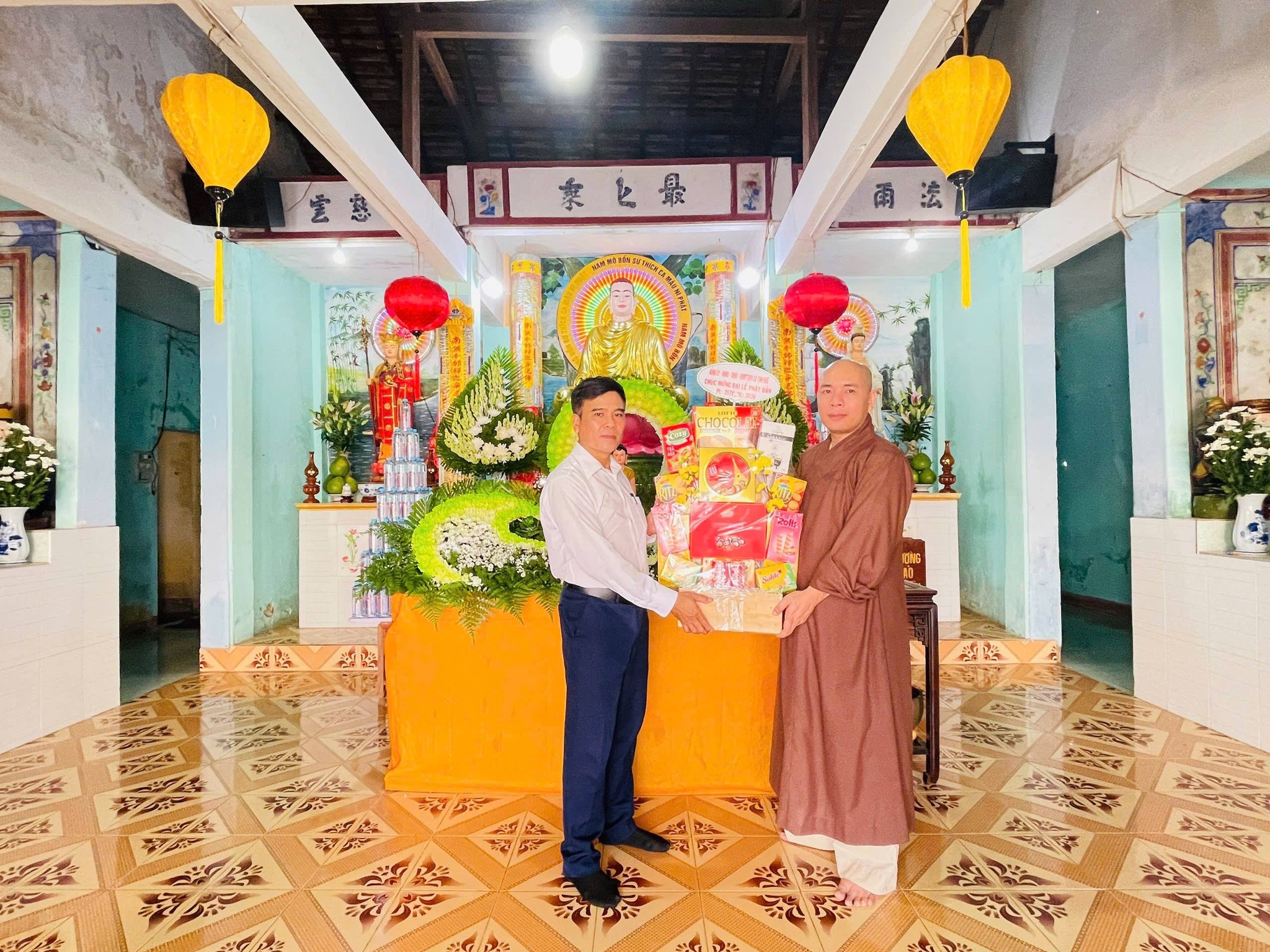 Lãnh đạo xã Tịnh Khê tặng quà chúc mừng Đại lễ Phật đản