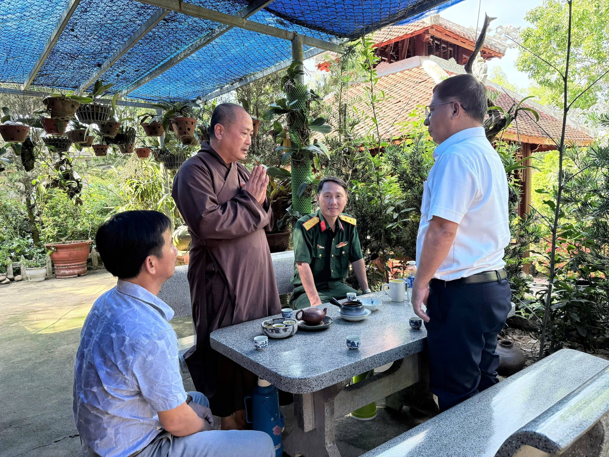 Lãnh đạo địa phương chụp ảnh lưu niệm cùng chư Tôn đức
