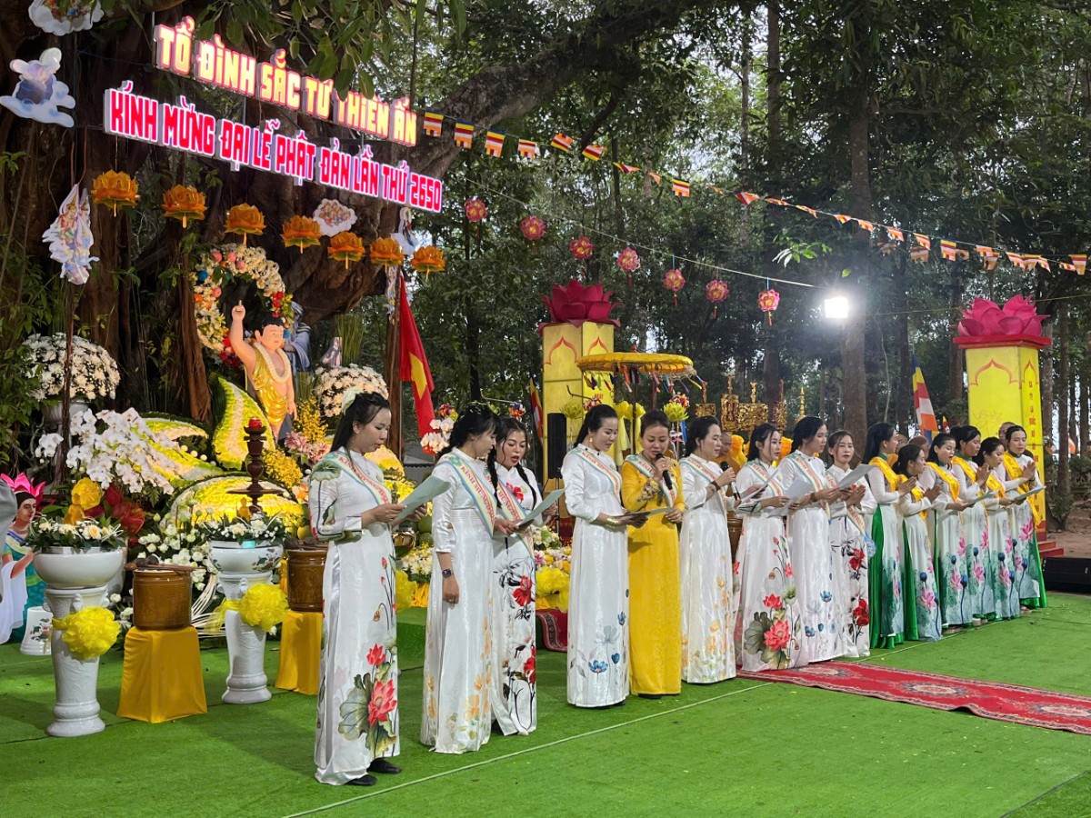 Văn nghệ kính mừng Phật đản tại Tổ đình Thiên Ấn