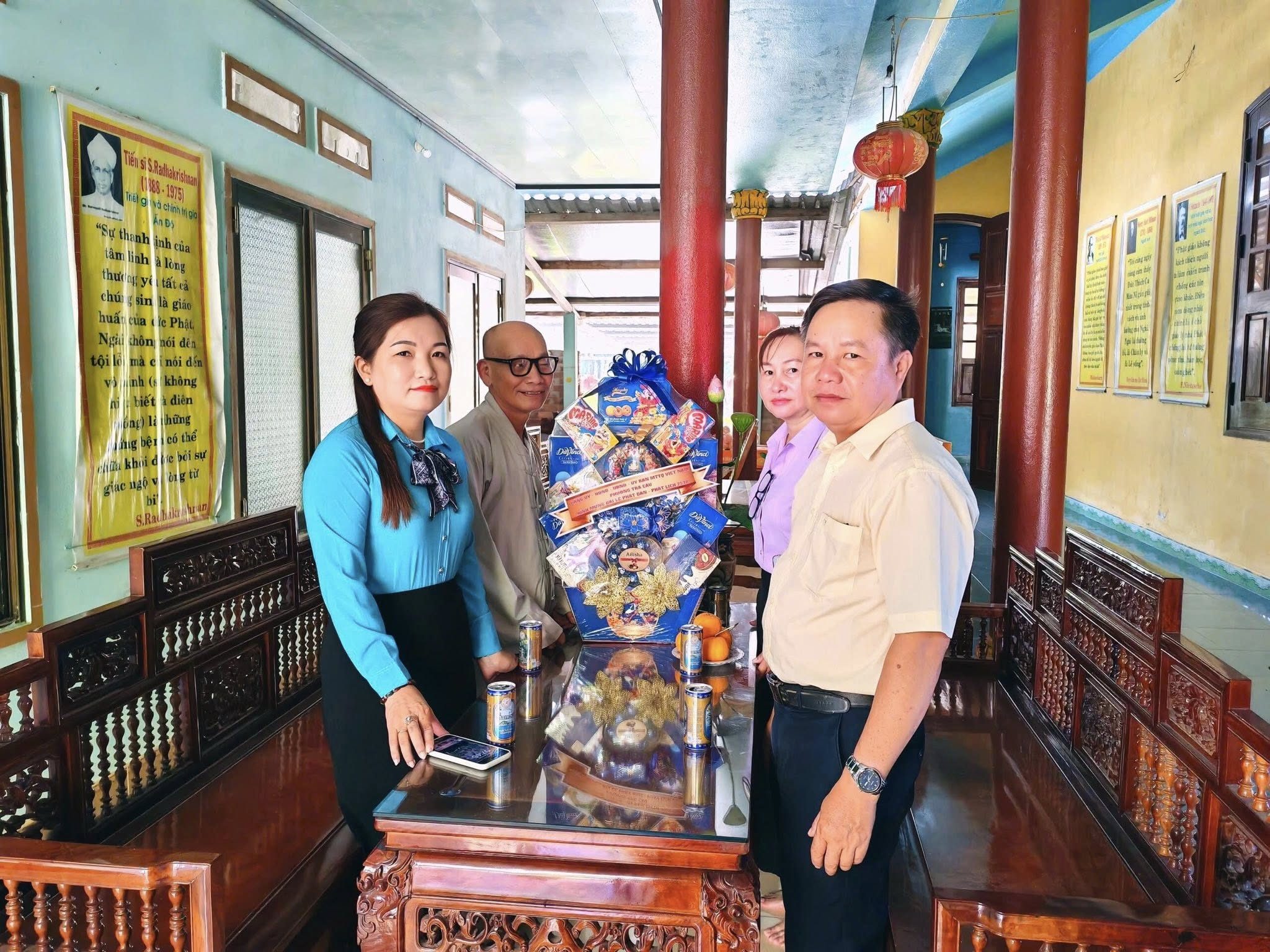 Lãnh đạo phường Trà Câu thăm chùa nhân Đại lễ Phật đản PL2570