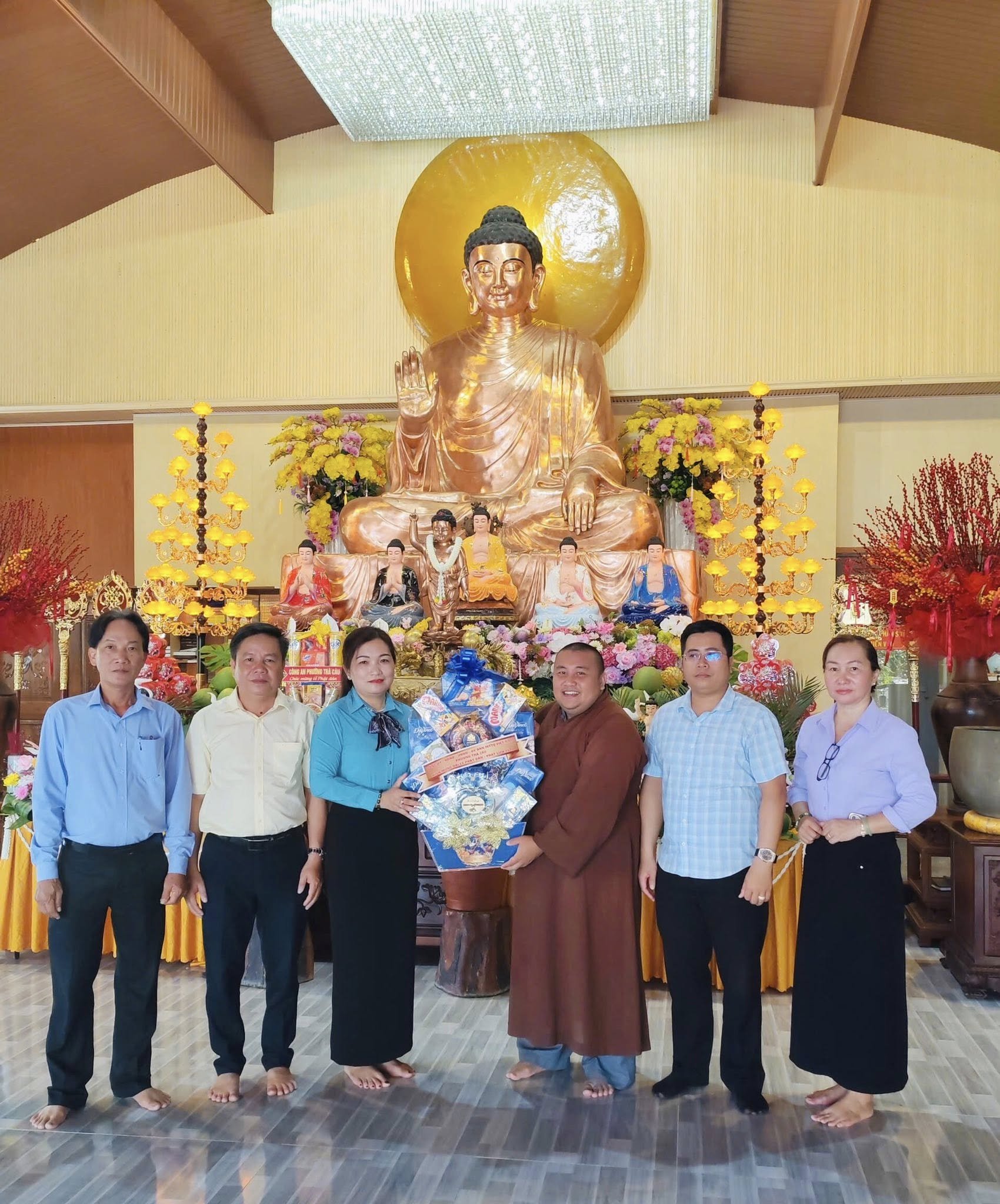 Lãnh đạo địa phương chúc mừng Đại lễ Phật đản tại các chùa
