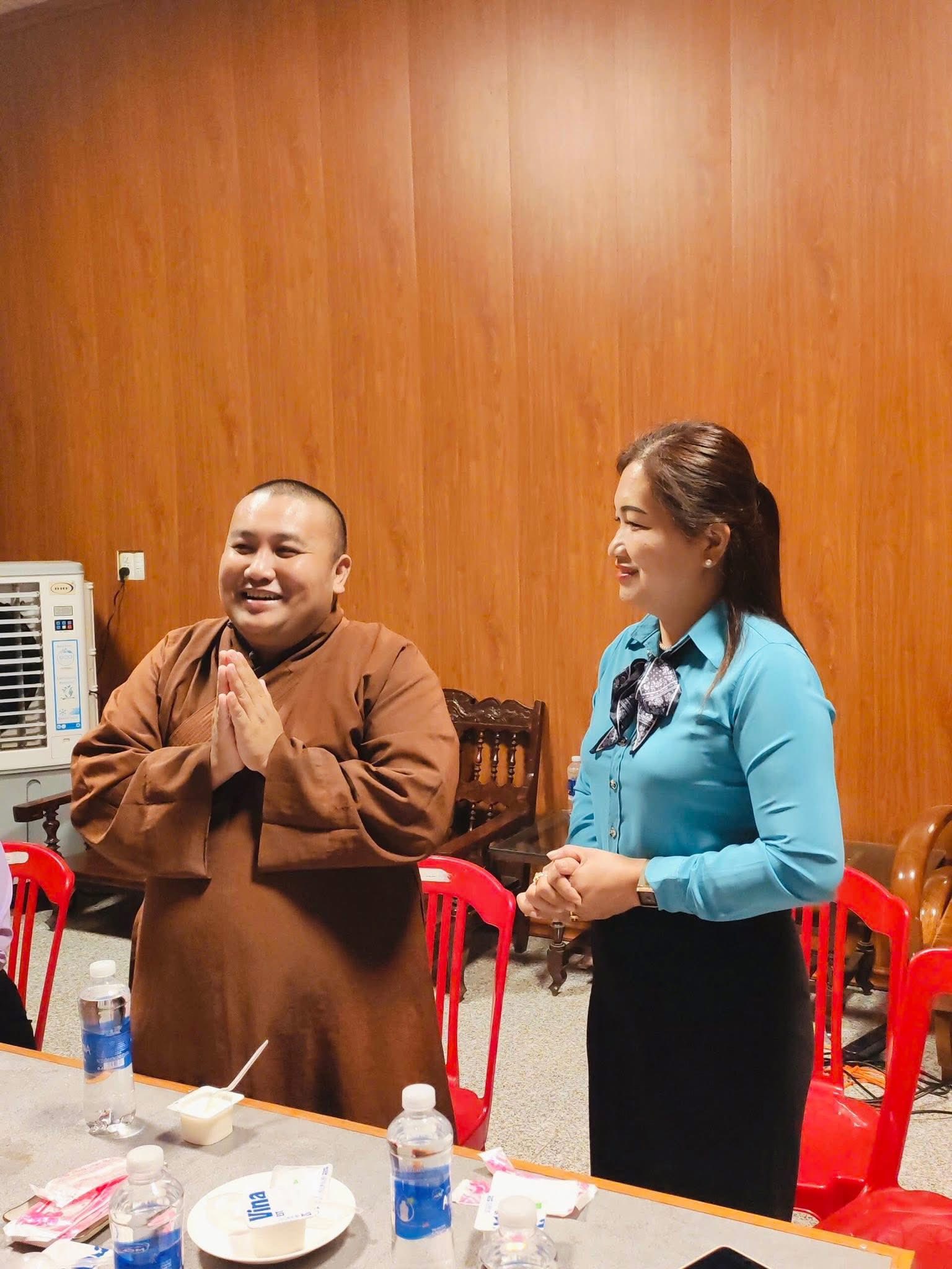 Chư Tôn đức đón tiếp đoàn lãnh đạo phường Trà Câu