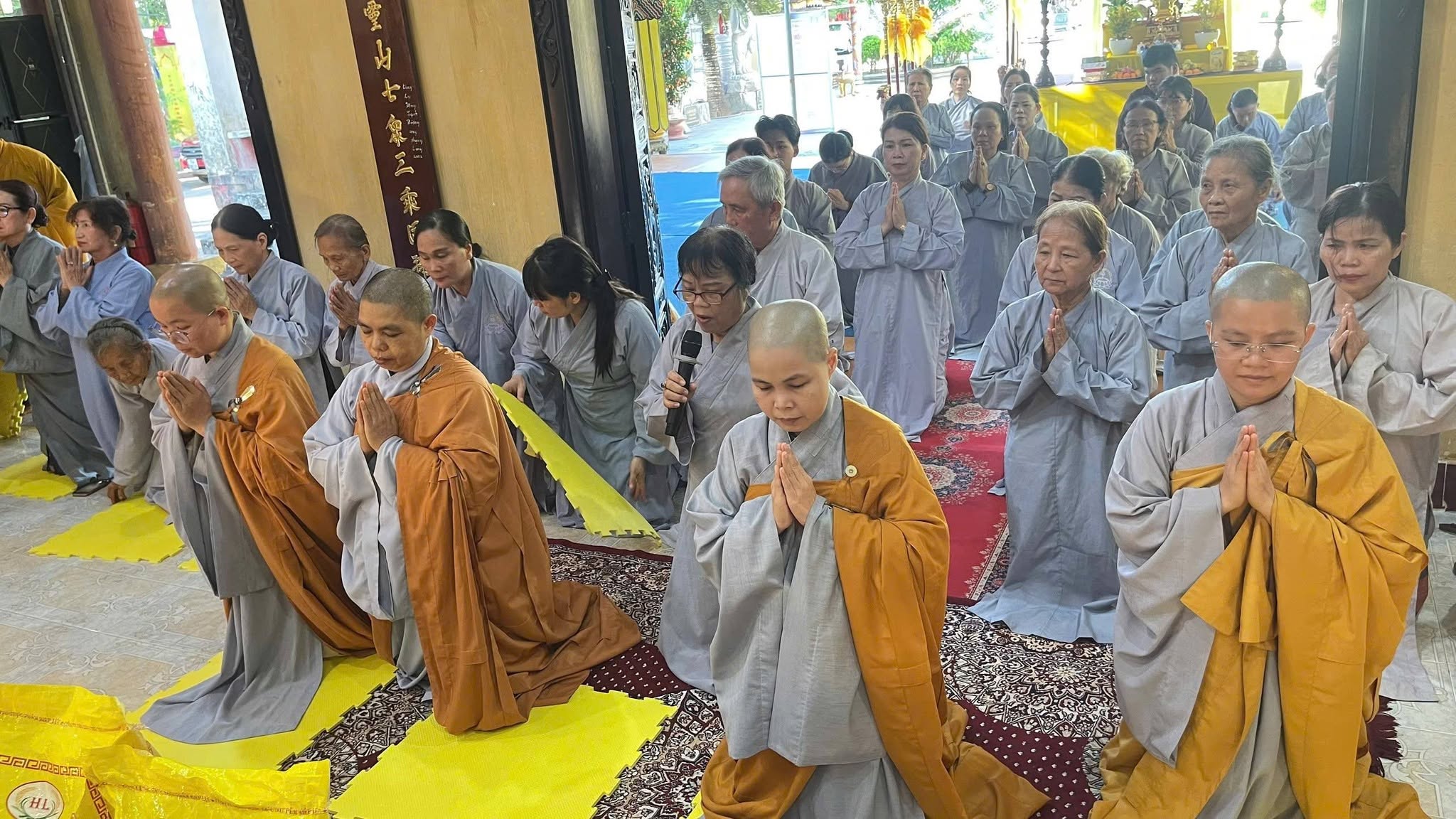 Phật tử dâng phẩm vật cúng dường trường hạ Tổ đình Thiên Ấn