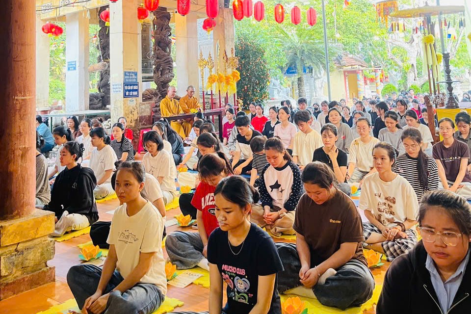 Các sĩ tử thực tập thiền trước mùa thi tại Tổ đình Thiên Ấn