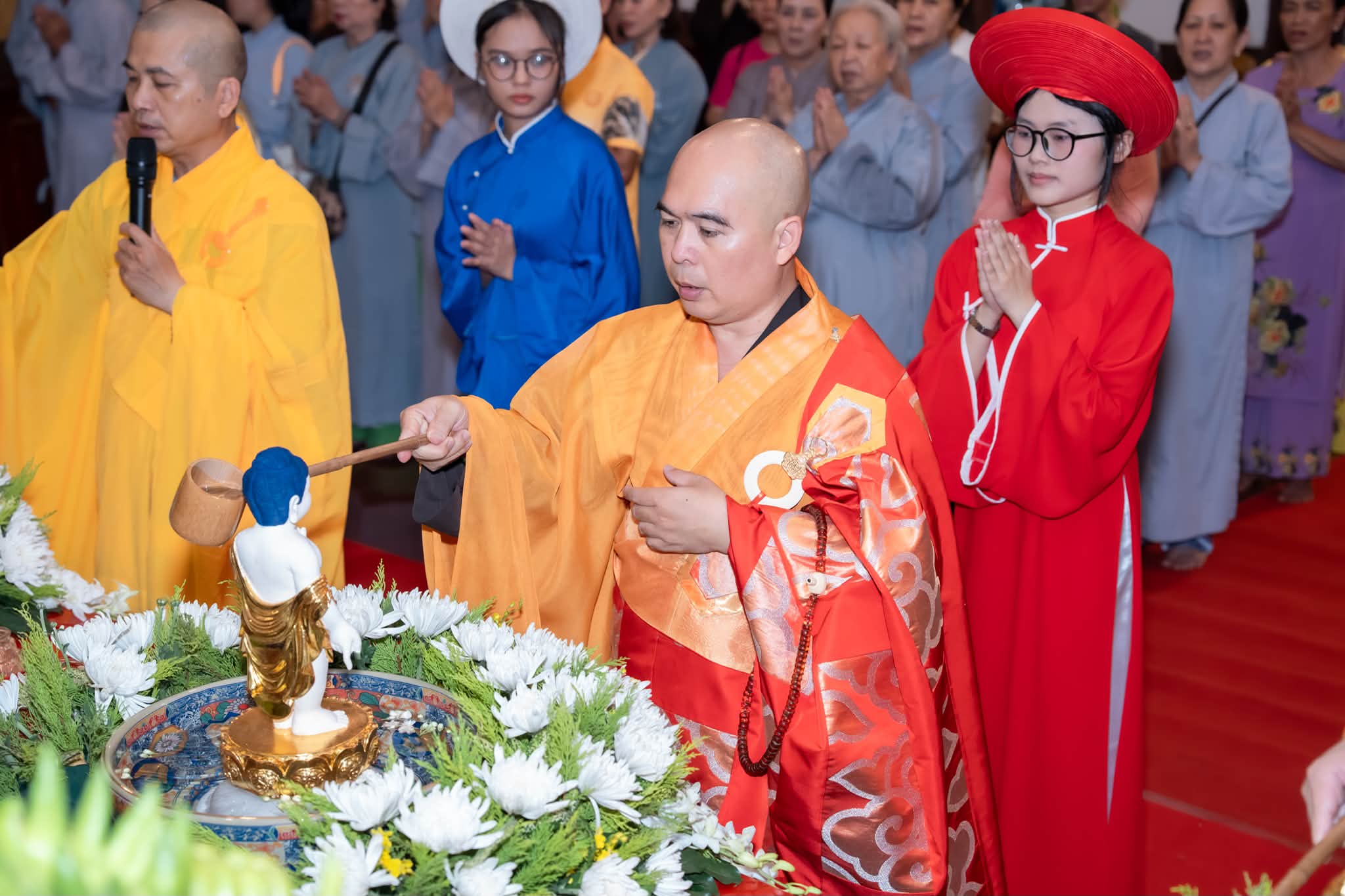 Thượng tọa Thích Đồng Pháp cử hành nghi thức Tắm Phật