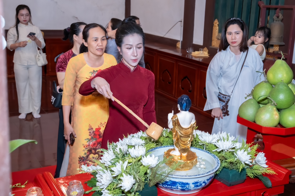 Phật tử tham gia nghi thức Mộc Dục tại chùa Từ Nghiêm