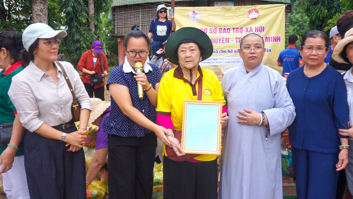 Chính quyền địa phương trao thư cảm ơn đoàn thiện nguyện