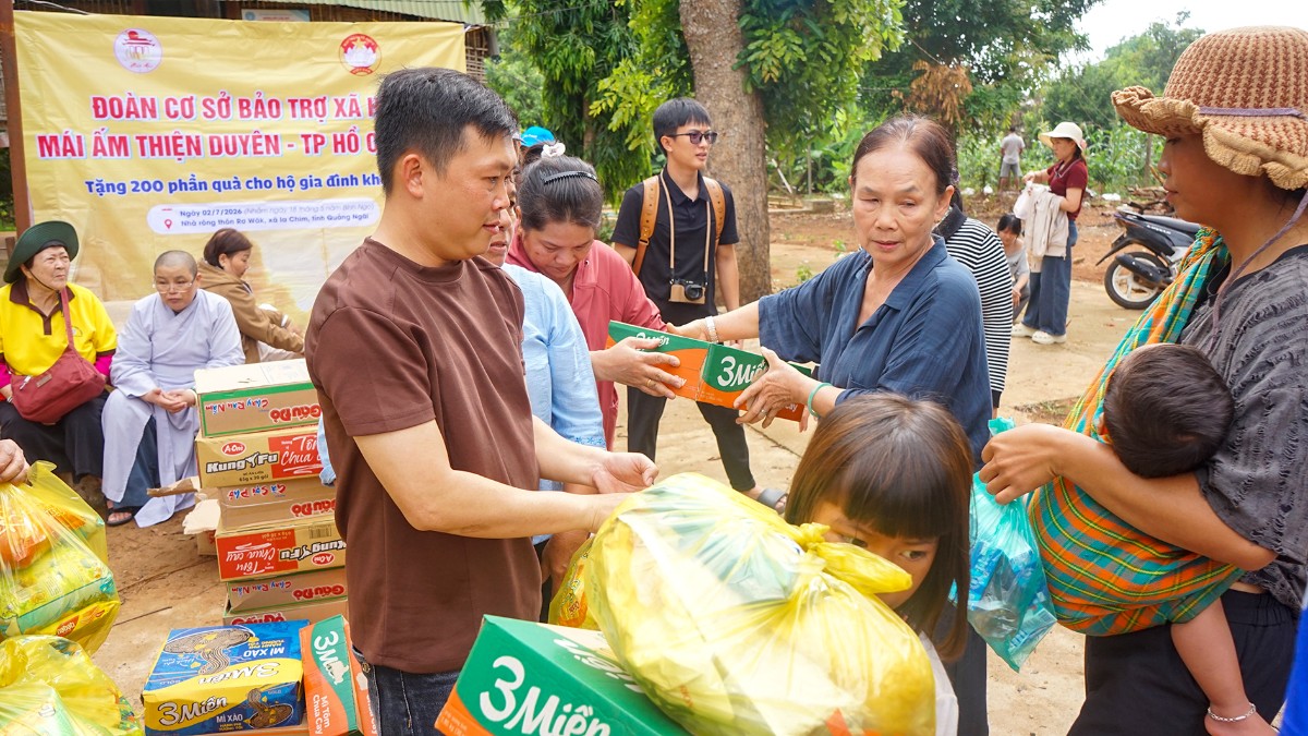 Các hộ dân nhận quà từ chương trình thiện nguyện