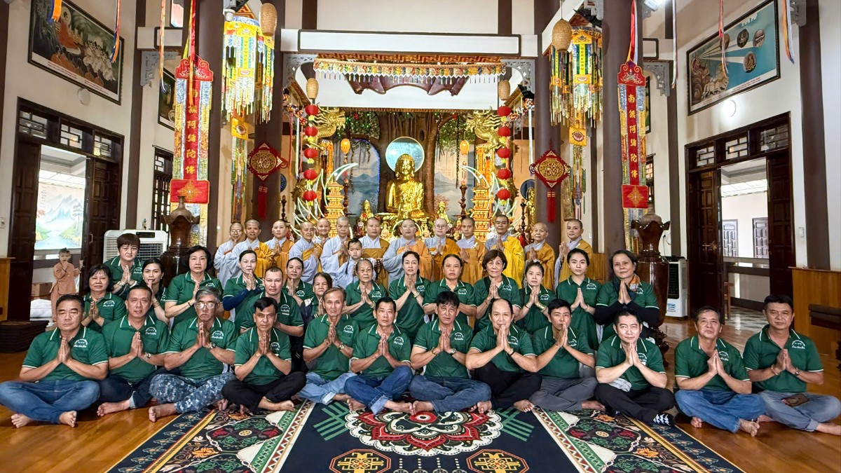Các đoàn thiện nguyện cúng dường hạ trường