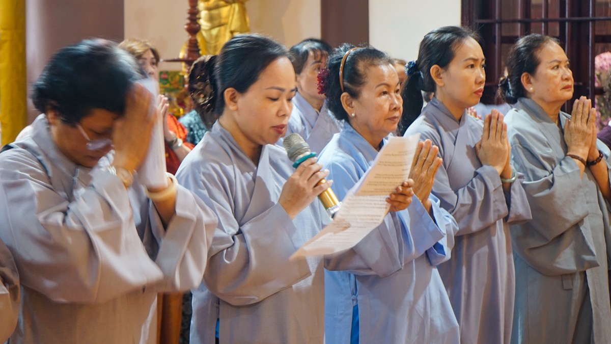 Nghi thức tác bạch cúng dường tại chùa Pháp Hoa