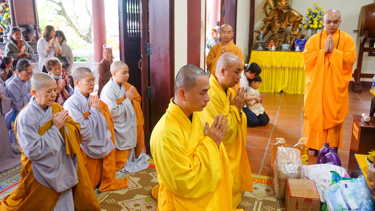 Đoàn cúng dường tại hạ trường chùa Huệ Chiếu